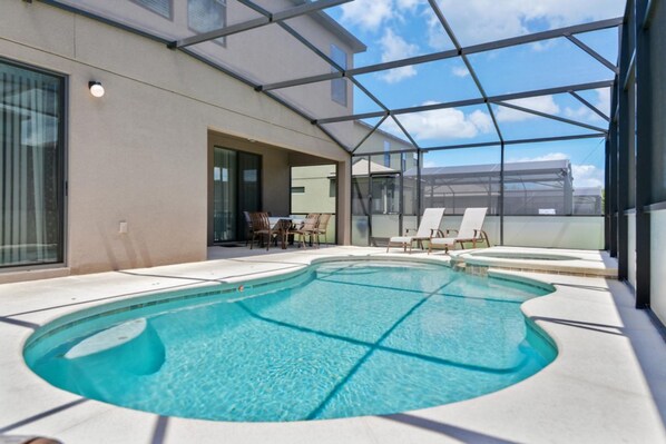 Pientalo, 6 makuuhuonetta | Sisäuima-allas | Ulkouima-allas, aurinkotuoleja