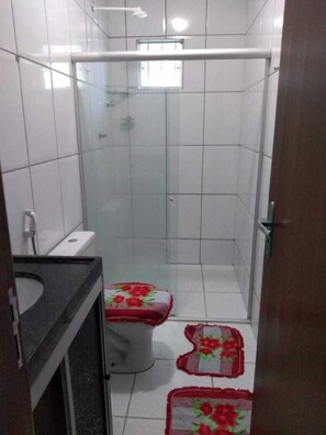 House, 4 Bedrooms | Bathroom | Shower, towels, soap - Lar Aconchego em Jacumã (Conde)