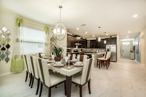 House, 6 Bedrooms | In-room dining