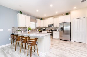 House, 6 Bedrooms | Private kitchen