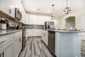 House, 6 Bedrooms | Private kitchen