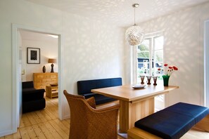 Ferienhaus (Fontane incl. 50 EUR cleaning fee) | Essbereich im Zimmer