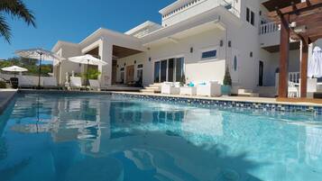 Una piscina al aire libre, una piscina climatizada