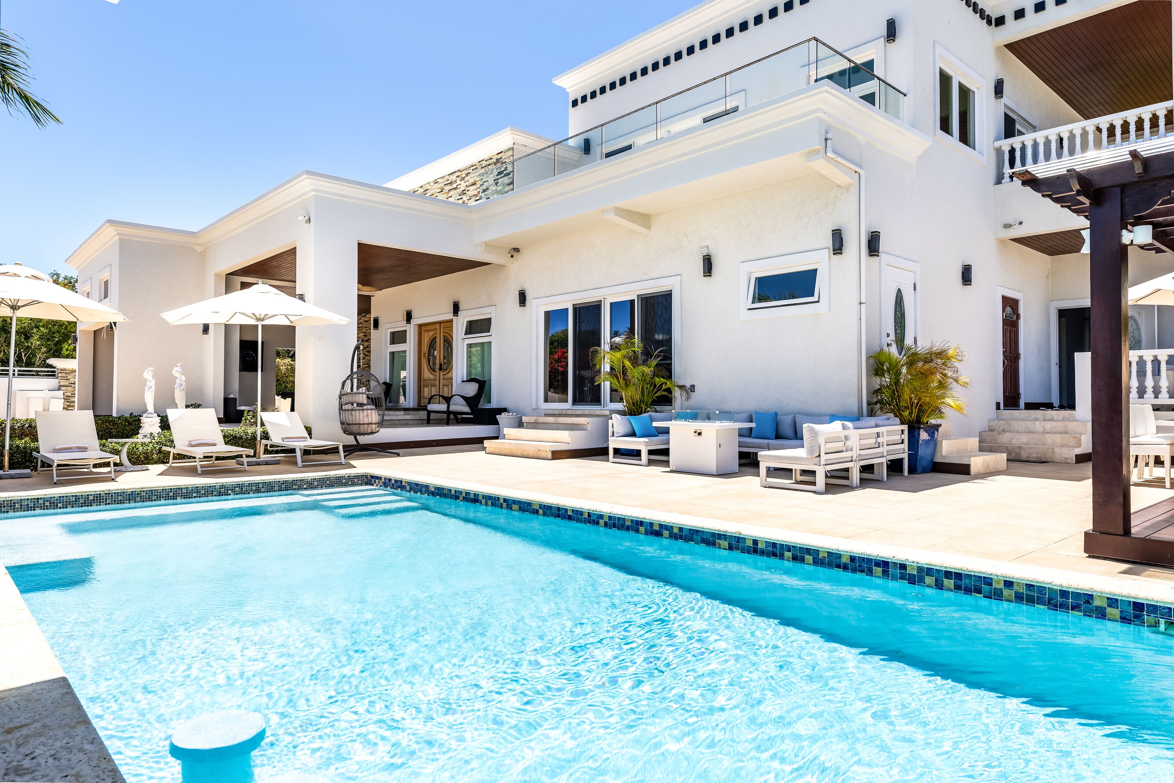 Utendørsbasseng og et oppvarmet basseng