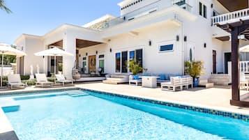 Utendørsbasseng og et oppvarmet basseng