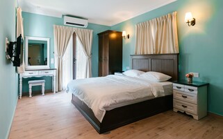 Duplex família | Cofres nos quartos, escrivaninha, espaço de trabalho para notebook