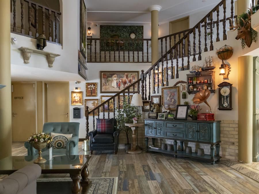 Lobby lounge