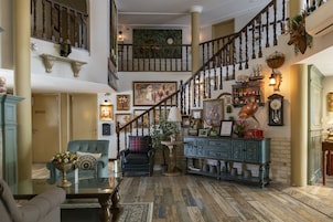 Lobby lounge