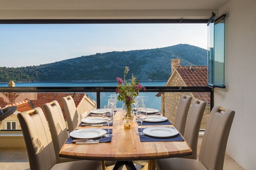 Seaside Luxury Apartment in quiet area, 25 min fr Split Airport