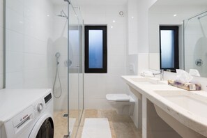 Dusche, Haartrockner, Handtücher, Seife