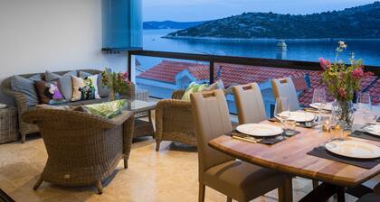 Ylellinen tilava merenranta 2 makuuhuonetta Huoneisto 25 min. Splitin lentokentältä.