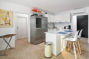 冷蔵庫、オーブン、コンロ、食器洗い機