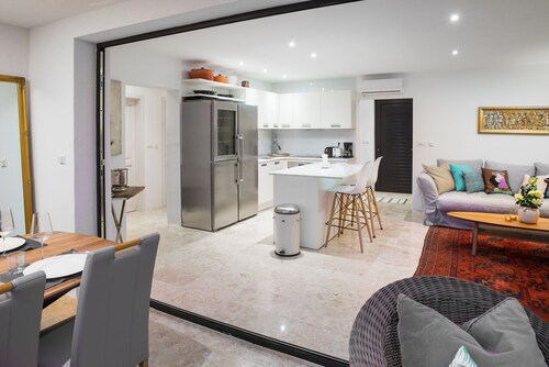 Ylellinen tilava merenranta 2 makuuhuonetta Huoneisto 25 min. Splitin lentokentältä.