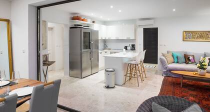 Ylellinen tilava merenranta 2 makuuhuonetta Huoneisto 25 min. Splitin lentokentältä.