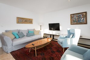 TV - Seaside Luxury Apartment in quiet area, 25 min fr Split Airport (Vinišće)