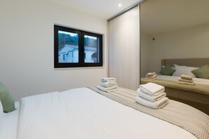 3 bedrooms, in-room safe, iron/ironing board, WiFi