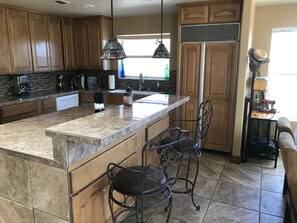 Fridge, microwave, oven, stovetop - A Night Of Serenity In Prescott (Prescott)