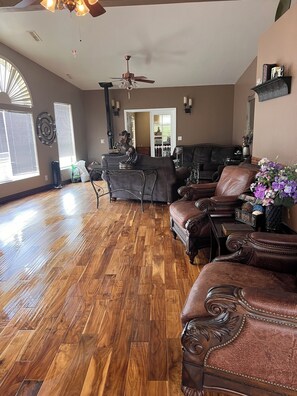 Smart TV, fireplace - A Night Of Serenity In Prescott (Prescott)