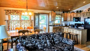 Casa, varias camas, cocina | Área de sala de estar