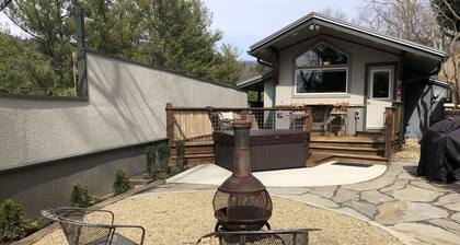 Romantic , 5 miles to downtown Asheville, Private, Hot Tub, Fireplace, Fenced