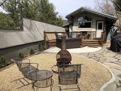 Romantic , 5 miles to downtown Asheville, Private, Hot Tub, Fireplace, Fenced