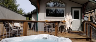 Romantic , 5 miles to downtown Asheville, Private, Hot Tub, Fireplace, Fenced