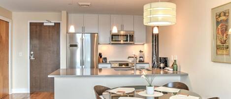 Refrigerador, microondas, horno y parrilla de estufa