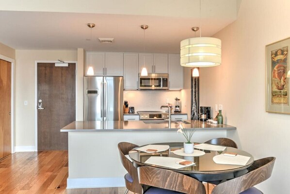 Kühlschrank, Mikrowelle, Ofen, Herdplatte