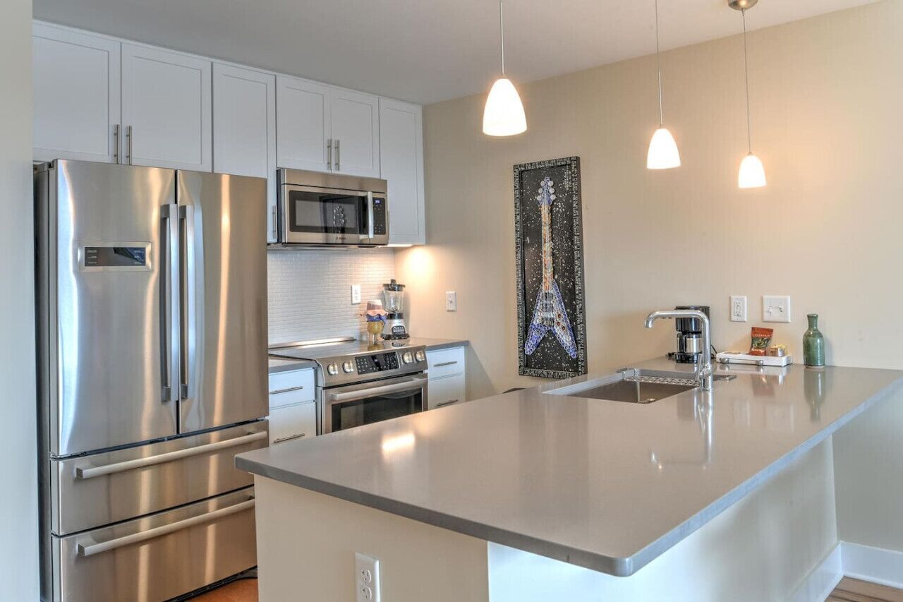 Kühlschrank, Mikrowelle, Ofen, Herdplatte