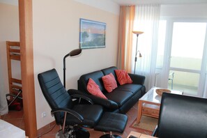 DVD player - This west-facing apartment with 40 m&sup2; of living space is located on the 5th floor of Haus Eckernförde. A large cupboard bed and a bunk bed in the separate bedroom offer space for a maximum of 4 people. <br>The fitted kitchen is completely... (Schönberg OT Holm)