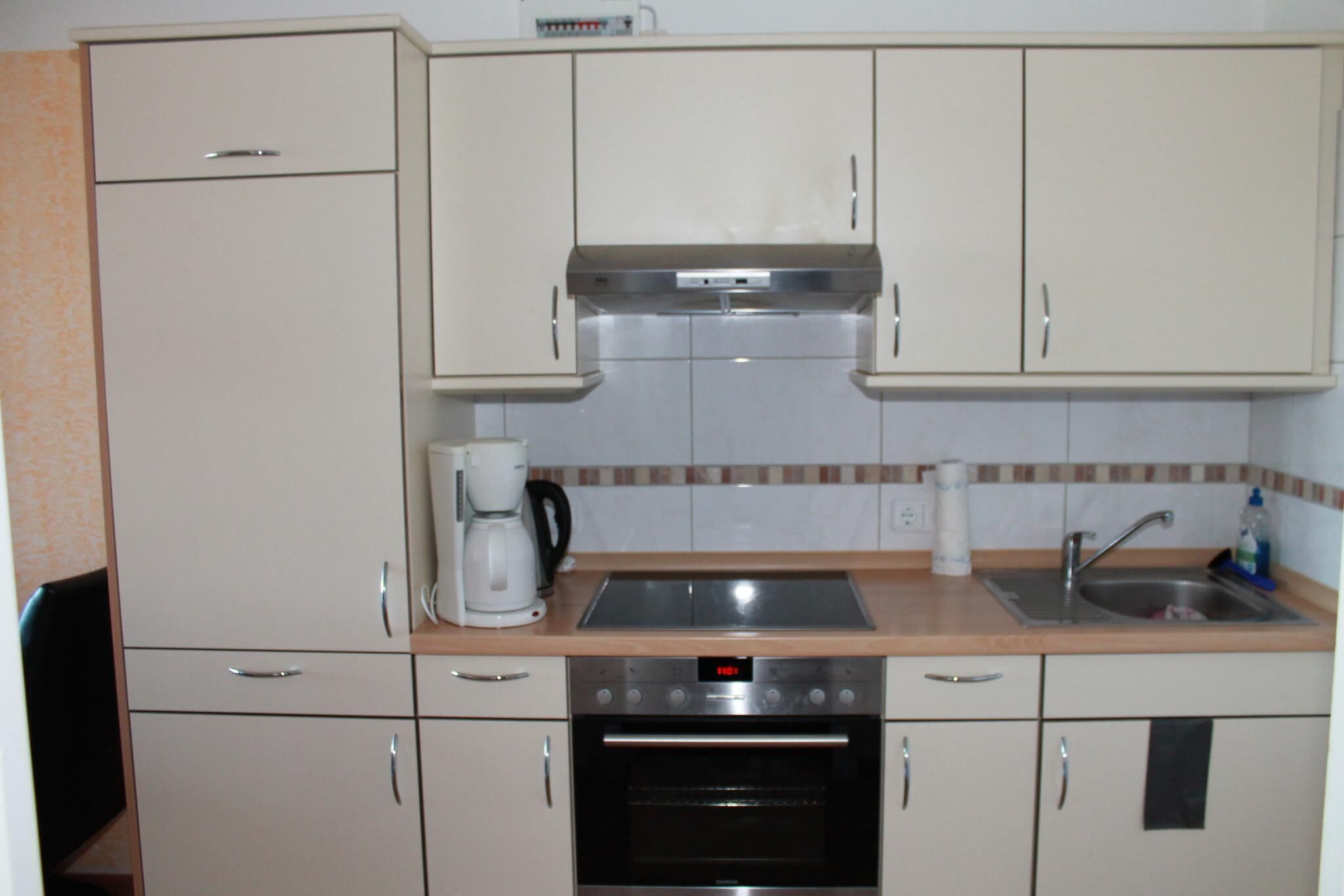 ثلاجة، فرن، موقد طهي مسطح، ماكينة لصنع القهوة/الشاي