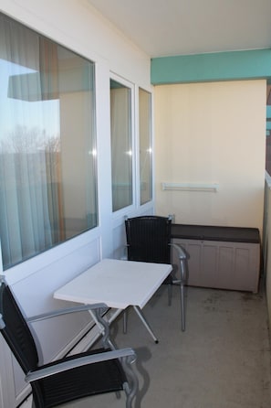Outdoor dining - This west-facing apartment with 40 m&sup2; of living space is located on the 5th floor of Haus Eckernförde. A large cupboard bed and a bunk bed in the separate bedroom offer space for a maximum of 4 people. <br>The fitted kitchen is completely... (Schönberg OT Holm)