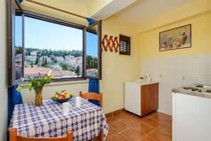 Kühlschrank, Wasserkocher, Kochgeschirr/Geschirr/Besteck