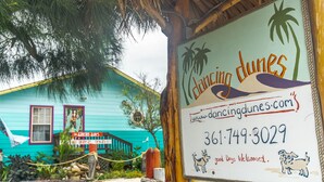 Une enseigne pour « Dancing Dunes » avec l’adresse du site web et le numéro de téléphone.