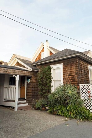 Exterior - Santa Cruz Cottage w/Ocean View-close to Boardwalk (Santa Cruz)