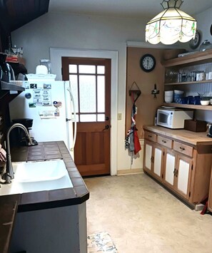 Fridge, microwave, oven, stovetop - Santa Cruz Cottage w/Ocean View-close to Boardwalk (Santa Cruz)