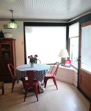Dining - Santa Cruz Cottage w/Ocean View-close to Boardwalk (Santa Cruz)