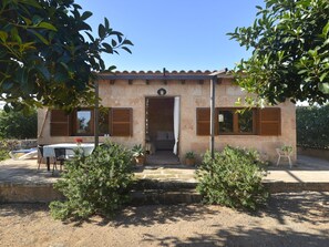 Outdoor dining - Ca Na Martina. Countryside House In Llombards, (.Es llombards)