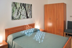 4 bedrooms, desk, free WiFi, bed sheets - Sunrise apartment in villa with pool (giarre)