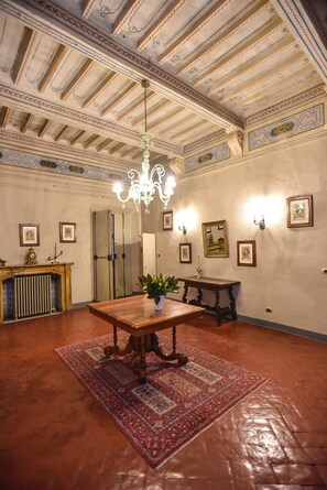Smart TV, fireplace, books - Palazzo Pannilini-Historical residence (Siena)