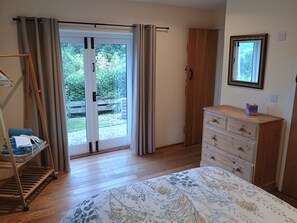 3 chambres, fer et planche à repasser, lit de bébé portatif