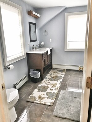 Combined shower/bathtub, hair dryer, towels, soap