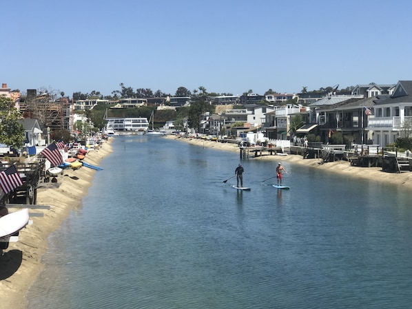Beach nearby, sun loungers, beach towels