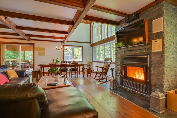 تلفزيون ذكي، مدفأة، كرة قدم الطاولة، كُتُب