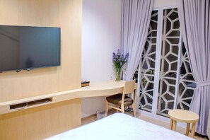 Desk, laptop workspace, soundproofing, free WiFi - MK House SCBD (Jakarta)