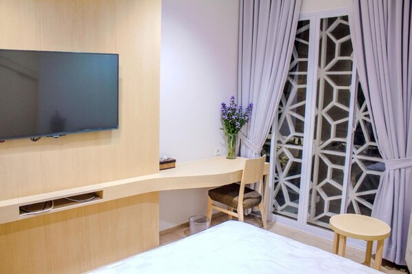 Desk, laptop workspace, soundproofing, free WiFi