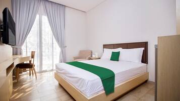 Desk, laptop workspace, soundproofing, free WiFi