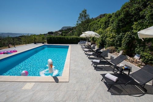 Ferienhaus App Grace mit Pool und Aussicht in Klis