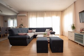 Smart TV, fireplace - Holiday House App Grace with pool and view in Klis (Klis)