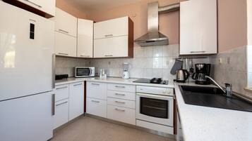 Een koelkast, een magnetron, een oven, een kookplaat